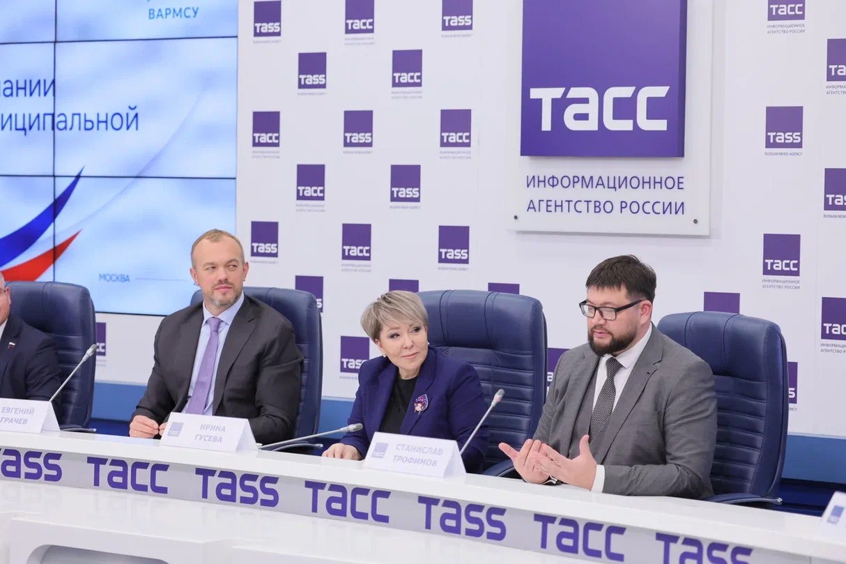 Более 61 тыс заявок подано на участие в премии Служение от представителей муниципального сообщества Это втрое больше чем в первом сезоне Такие данные привёл заместитель начальника Управления Президента РФ по внутренней политике Евгений Грачёв на на пресс конференции в ТАСС Там сегодня подводились итоги заявочной кампании Он также рассказал о новой номинации Единство народов сила страны Набор заявок по ней стартовал сегодня и продлится до 18 января 2026 года Сопредседатель ВАРМСУ член президиума Совета при Президенте РФ по развитию местного самоуправления Ирина Гусева обозначила что премия Служение объединяет муниципалов разных поколений В этом году она стала более молодой и динамичной В Премии участвуют более 60 тыс человек и среди них 66 новички что свидетельствует о растущем интересе муниципальные служащие хотят видеть что их труд действительно важен для страны и по настоящему ценится Раньше большинство участников были в возрасте 45 54 года а сейчас мы видим преобладание возрастной группы 35 44 года Но при этом самый опытный наш участник 92 года а значит Премия открыта для муниципалов любого возраста Церемония награждения победителей Премии организатором которой является ВАРМСУ при поддержке Администрации Президента РФ состоится в апреле 2026 года в рамках III Всероссийского муниципального форума МАЛАЯ РОДИНА СИЛА РОССИИ Подписывайтесь на Выборный в MAX