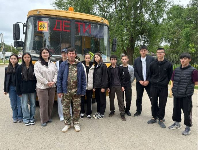 Иргаклинцы на «Зарницу» в «Машуке» В лагере «Машук» стартовал региональный этап Всероссийской военно-патриотической игры «Зарница 2.0» В краевых состязаниях принимают участие активисты трёх возрастных категорий в индивидуальном и командном зачёте. На этой неделе за чемпионство будут бороться школьники со всего Ставрополья. К заданиям на Комсомольской поляне уже приступили командиры отрядов, военкоры, саперы, медики, операторы БПЛА, политруки, штурмовики. Степновский округ на краевых соревнованиях представляет отряд «Шторм» МОУ СОШ №2 села Иргаклы под руководством А.А. Науманова. Сопровождает нашу делегацию Алана Майстренко, главный специалист отдела социального развития администрации СМО, куратор молодёжной политики округа.