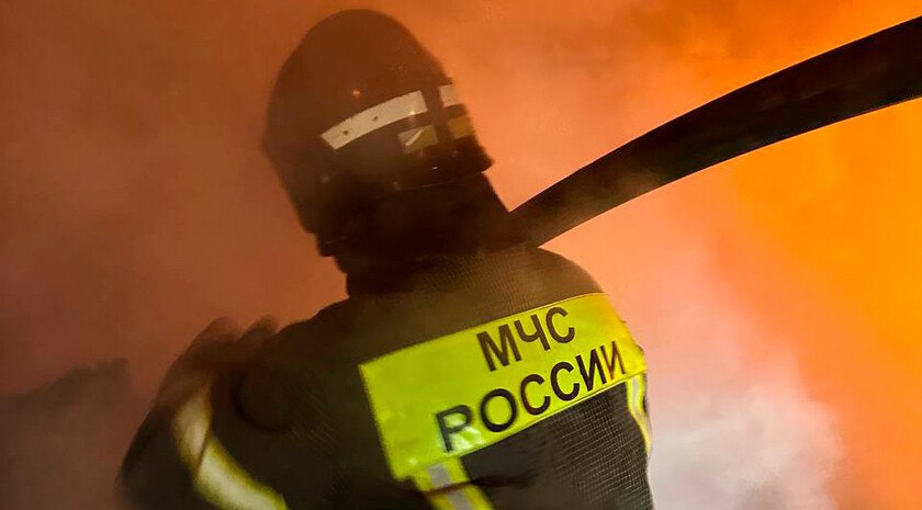 В Мелитополе сотрудники МЧС России ликвидировали пожар в частном доме Горел фронтон жилого дома. На месте пожара работали 9 спасателей, было задействовано 2 единицы техники. Пострадавших нет. Причину происшествия устанавливают дознаватели МЧС России. Фото: Официальный Телеграм-канал ГУ МЧС России по Запорожской области , VK и ОК и читайте новости на нашем сайте