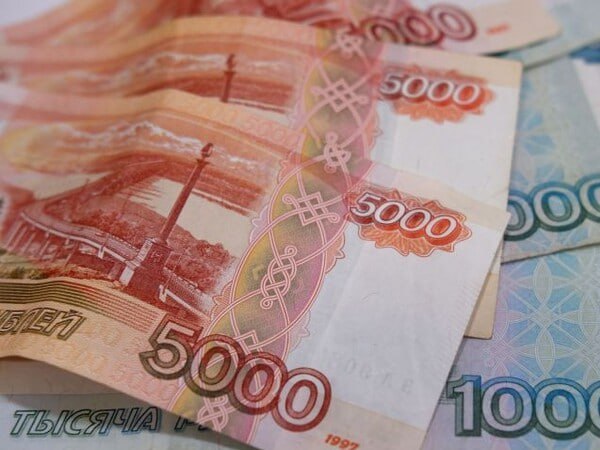 Минимальный размер оплаты труда могут увеличить на 20% Об этом сообщил министр труда и социальной защиты РФ Антон Котяков Минимальный размер оплаты труда с 1 января 2026 года планируют повысить до 27 093 рублей.