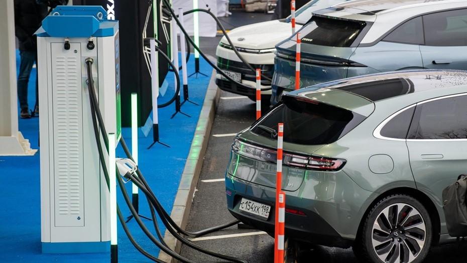 Продажи электромобилей в России в ноябре 2025 года выросли на 57 до 1 602 машин Рынок показал резкую смену лидеров Китайский Zeekr сократил продажи на 54 до 196 единиц тогда как большинство брендов из топ 10 ушли в рост Лидером стал АмберАвто с рекордом 404 автомобиля при наличии одной модели А5 Эволют занял второе место с 222 машинами и ростом на 181 В десятку также вошли Xiaomi BYD Avatr Tesla Geely BMW и Honda