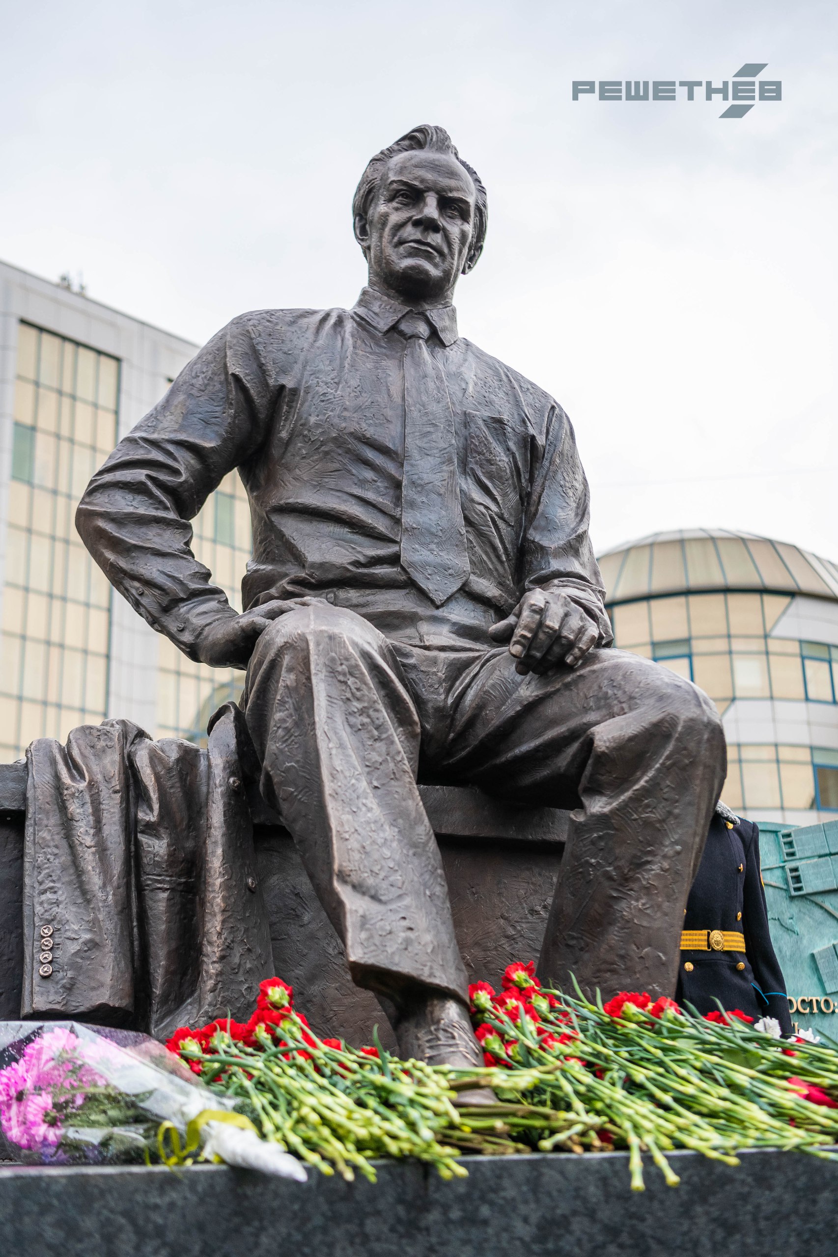 В честь Михаила Фёдоровича Решетнёва Сегодня в Красноярске состоялось торжественное открытие мемориального комплекса посвящённого основателю и первому руководителю железногорского спутникостроительного предприятия Монумент был установлен на площади Котельникова перед главным корпусом Сибирского государственного университета науки и технологий где Михаил Фёдорович преподавал много лет Это стало ещё одной возможностью увековечить его память Первый мемориал великому учёному и конструктору космических систем был открыт более 20 лет назад в Железногорске перед главным зданием В церемонии открытия монумента приняли участие генеральный директор предприятия Роскосмоса АО РЕШЕТНЁВ Михаил Валов губернатор Красноярского края Михаил Котюков ректор Университета Решетнёва Эдхам Акбулатов дочь академика Тамара Белова Михаил Валов в приветственном слове отметил Мемориалы в Красноярске и Железногорске символизируют не только личный вклад Михаила Фёдоровича в развитие космонавтики но и достижения сибиряков в создании спутников и подготовке высококвалифицированных кадров для ракетно космической отрасли Монументы помогают воспитывать в молодёжи уважение к истории страны и края формируют чувство патриотизма и ответственности за будущее Автором нового мемориального комплекса стал молодой красноярский скульптор Илья Царинный Его проект победил в творческом конкурсе При использовании информации и фотографий ссылка на их первоисточник обязательна