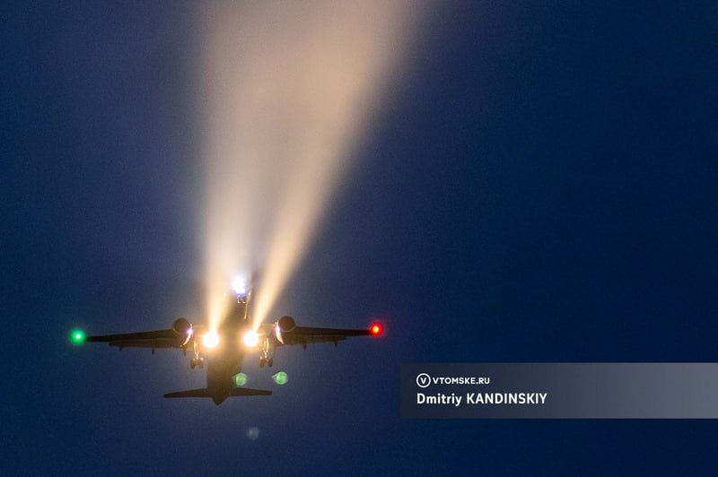 Самолет «Победы» ушел на запасной аэродром в Томск из-за непогоды в Красноярске Как сообщает пресс-служба аэропорта Красноярска, 6 мая в городе наблюдаются неблагоприятные метеоусловия — низкая облачность. Из-за этого рейс DP6547 «Победы» из Москвы отправился на запасной аэродром в Томск. В ближайшее время самолет Boeing 737 вылетит из Томска. Предварительное время посадки в Красноярске — 10:30. #томск #новоститомска Прислать новость