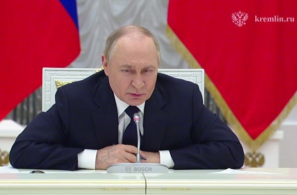 Владимир Путин заявил о дефиците некоторых овощей По словам президента, Россия испытывает нехватку собственного картофеля и сахарной свёклы. Нужно обеспечить стабильность работы этих отраслей, по переработке в том числе. При этом он обратил внимание на то, что в России становится больше отечественной продукции, а не импортной. Подпишись на «Говорит Москва»