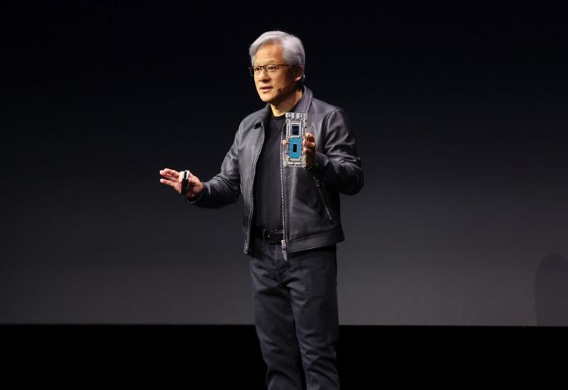 Глава Nvidia о китайских ИИ-моделях Дженсен Хуанг, основатель Nvidia, на недавней встрече в Пекине подтвердил высокую оценку китайских ИИ-разработок, отметив, что модели, созданные такими компаниями, как DeepSeek и Alibaba, соответствуют мировым стандартам. Он подчеркнул: «Открытый исходный код китайского ИИ является катализатором общего прогресса, предоставляя возможность каждому участвовать в ИИ-революции». Кроме того, Хуанг сообщил о надежде на скорое получение экспортных лицензий на поставку ускорителей H20 в Китай, что может повлиять на объём заказов и избегание потенциальных убытков в $5,5 млрд. Подробности можно найти в статье на Bloomberg здесь.