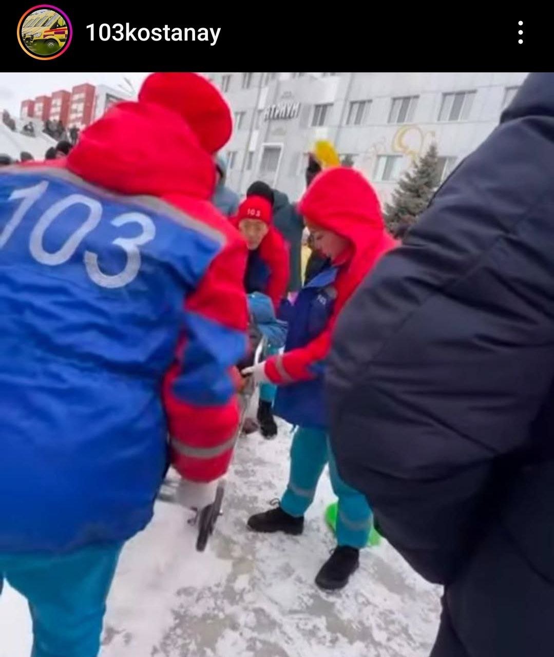 Шестерым детям понадобилась скорая помощь на горке в центре Костаная   Сегодня скорая помощь понадобилась 6 детям на горке в центре города. 5 из них госпитализированы, один доставлен домой. Травмы различной степени тяжести, сообщили в пресс-службе скорой помощи города.   Две девочки с разницей в несколько часов на момент прибытия бригад находились без сознания. Уважаемые родители, помните - ледяные горки не только забава и радость, но и объект повышенной опасности, в случае несоблюдения правил безопасности. Не оставляйте несовершеннолетних без присмотра во время катаний. Вы - родители, в первую очередь  !  несёте ответственность за жизнь и здоровье вашего ребёнка! Фото: 103kostanay    /CentralMediaNews