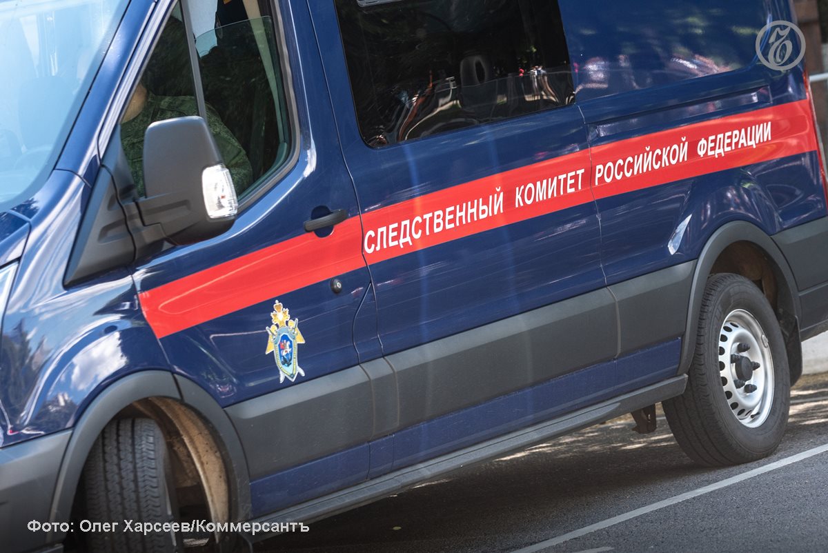 В поджоге машины полицейского на Захарьевской нашли признаки теракта  В Санкт-Петербурге возбудили уголовное дело по статье о совершении террористического акта группой лиц по предварительному сговору после поджога машины на Захарьевской улице. Судя по распространяемой информации в СМИ, пострадал автомобиль полицейского.  Как сообщили в пресс-службе ГСУ СКР по Петербургу, обвинение в совершении преступления предъявлено 15-летнему подростку. В ведомстве полагают, что он поджег транспортное средство с определенной серией номеров на Захарьевской улице, получив задание от неустановленных лиц. В припаркованном авто якобы было взрывное устройство. Фигурант разлил жидкость для розжига на капот машины и поджег.  Подростка задержали на месте происшествия. Суд избрал ему меру пресечения в виде заключения под стражу.