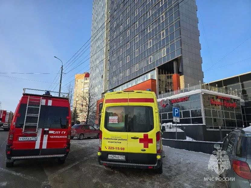 Пожар вспыхнул в спа отеле возле арены Трактор в Челябинске На северо западе Челябинска произошел пожар в 15 этажном спа отеле Мелиот расположенном вблизи арены Трактор К месту подоспели сотрудники МЧС и потушили возгорание ЧП случилось днем 27 января в гостинице по Салавата Юлаева 17г Огонь вспыхнул в комнате на пятом этаже охватив два квадратных метра Из здания самостоятельно вышли на улицу семь человек В результате никто не пострадал Причину ЧП установят специалисты отделения дознания прокомментировали в МЧС Подписаться на vecherchel   Поддержать Читать в Мах