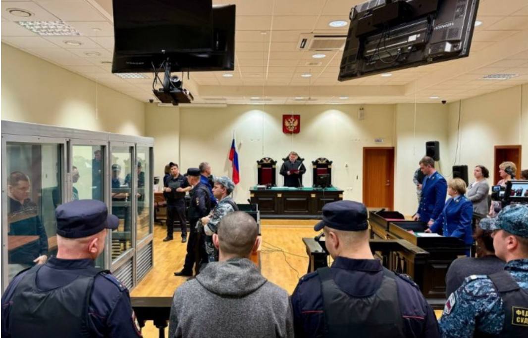 В Карелии мужчины приговорены к пожизненному заключению за убийство семи человек Верховный суд Карелии вынес обвинительный приговор троим преступникам, двое из которых отправятся за решетку пожизненно. Об этом сообщили в республиканской прокуратуре. Как установил суд, летом 2023 года трое мужчин незаконно проникли в два жилых дома в селе Деревянном Прионежского района. Поссорившись с жильцами домов, они применили насилие к женщине, убили шестерых человек и похитили ценное имущество. Чтобы избавиться от следов, один из преступников поджег дома. Затем, уже во время следствия, выяснилось, что злоумышленники были причастны к убийству еще одной женщины. Два фигуранта приговорены к пожизненному лишению свободы в исправительной колонии особого режима. Третий получил 19 лет с отбыванием первых 3 лет в тюрьме, а остальной срок - в колонии особого режима. Также суд удовлетворил гражданские иски о взыскании с преступников компенсации морального и материального вреда.