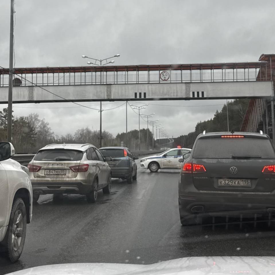 Въезд в Екатеринбург перекрыли из за следственных действий На месте образовалась большая автомобильная пробка По данным Ревдинского рабочего движение в сторону города осуществляется лишь по одной полосе здесь проводятся следственные действия Фото Ревдинский рабочий Новости Екб тут SvetEKB