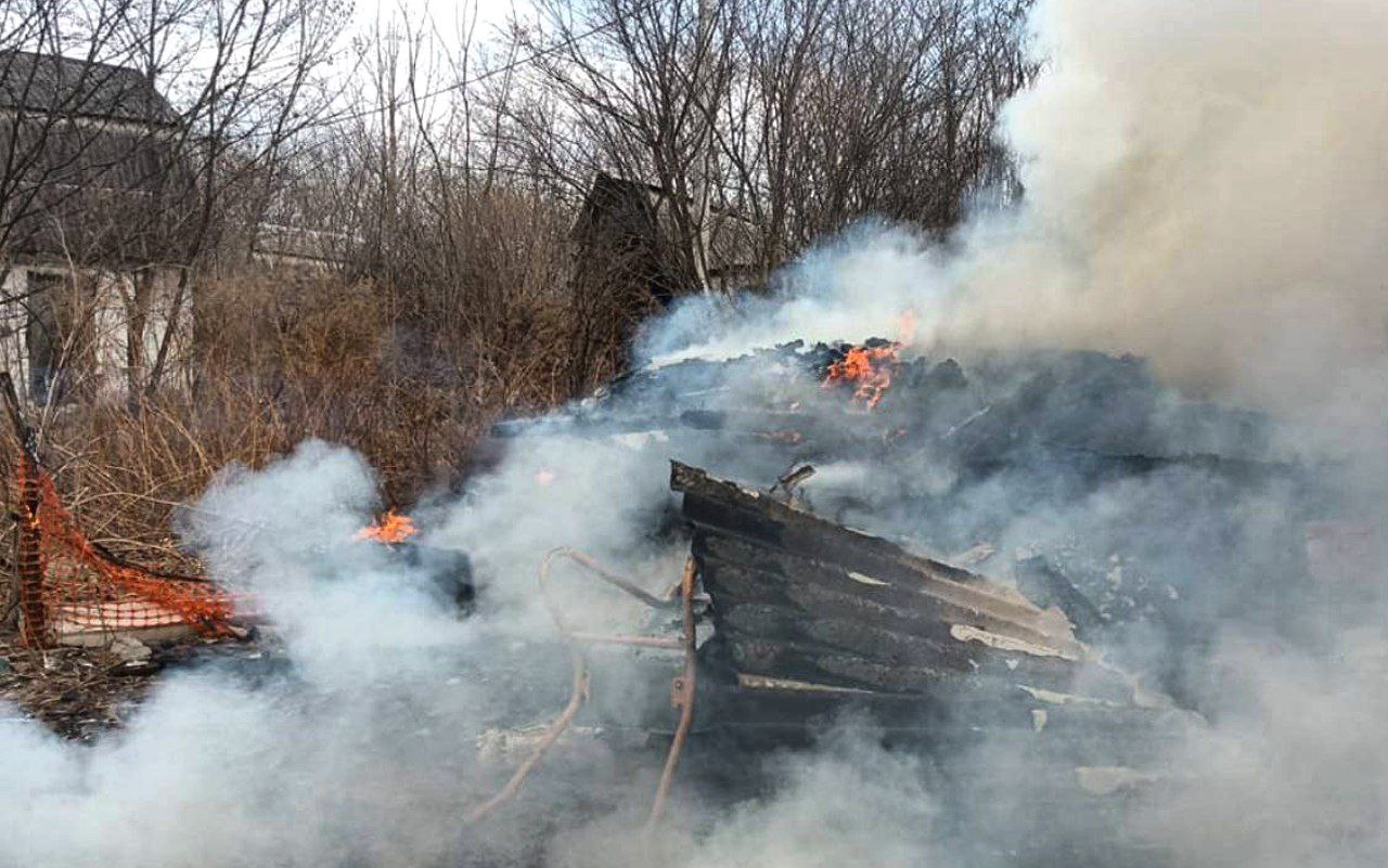 Трагедия в Артёме. При пожаре дачного домика погибли два человека  Прокуратура города Артёма поставила на контроль проверку обстоятельств пожара на территории дачного домовладения, в котором погибли два человека и один пострадал.   Сегодня, 13 марта 2025 года, в СНТ «Надежда» на территории села Суражевка произошло возгорание дачного дома.   Огонь полностью охватил строение, площадь возгорания составила 36 кв.м.  В результате пожара погибли мужчина и женщина, ещё один мужчина доставлен в медицинское учреждение для оказания помощи.  Установление причин возгорания, а также ход и результаты доследственной проверки поставлены на контроль в надзорном ведомстве.