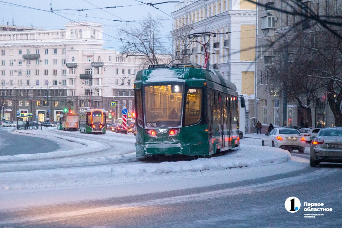 В январе 2025 года в Челябинске пустят новые трамваи и троллейбусы  Об этом заявил губернатор Алексей Текслер. Так, если сейчас курсирует 110 вагонов, то в новом году будет уже 152 трамвая. Также в 2025 году на линию выйдут 98 новых троллейбусов.  «Планов много: сейчас завершается работа по строительству нового троллейбусного депо, с нового года также выйдут новые автобусы на маршруты № 136 и 158. И в Челябинске планируется выход на линию пяти первых трехсекционных вагонов. В будущем они будут работать на метротраме», — отметил губернатор.  Также в городе должна завершиться сертификация электробусов. Планируется, что челябинский завод по производству электрического транспорта со следующего будет производить электробусы, первую партию из 12 машин отправят в Магнитогорск.    / Прислать новость