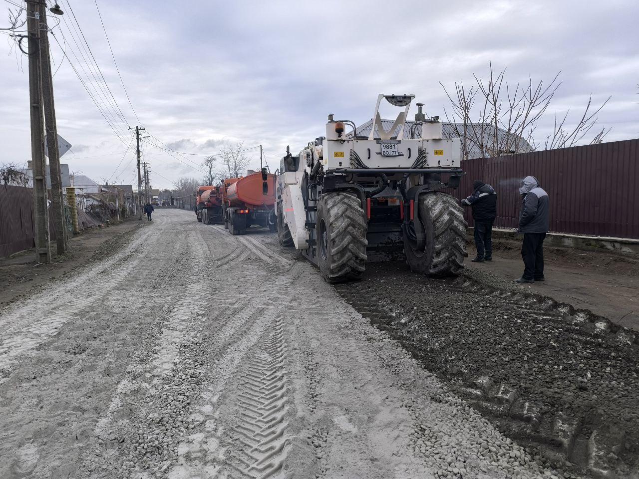 Московская область устраивает основание дорожного полотна от Мариуполя до трассы М-14  Специалисты региона-шефа проводят капитальный ремонт дороги, соединяющей Левобережный район с трассой М-14 в районе села Лебединское.   Сейчас на участке идут работы по устройству основания дорожного полотна методом холодного ресайклинга, а в дальнейшем строители уложат новое асфальтобетонное покрытие и укрепят обочины.  После завершения ремонта жители кварталов Виноградное, Пионерское, Алексеевка и села Сопино смогут с комфортном проезжать к своим домам, школам и детским садам, лицею, поликлинике и церкви.