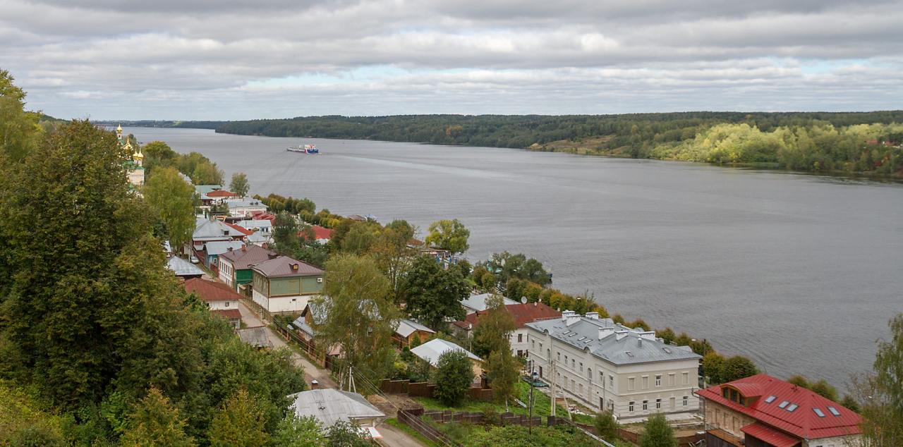 В Институте экономики роста имени Столыпина назвали главные проблемы российских малых городов. Для этого исследователи выделили восемь типов малых городов, поделив их на   города промышленности/энергетики  города транспорта и логистики  туристические центры  орода общегосударственных функций  города-спутники  города смешанной специализации  межмуниципальные центры  «спящие» города  Для каждого типа малых городов характерны свои особенности и трудности, хотя есть ряд проблем, объединяющих все такие муниципалитеты. Прежде всего, это отток населения и недостаточная бюджетная обеспеченность, говорят эксперты.  Подробности – в материале РБК .  Фото: Ilya Galakhov/Global Look Press