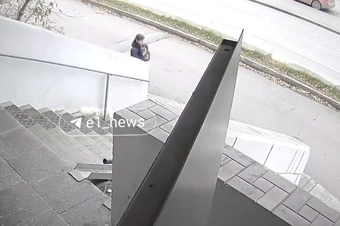 В Екатеринбурге женщина украла котёнка с поводка у 10 летней девочки инвалида В Екатеринбурге женщина украла котёнка у 10 летней девочки инвалида Маленькая уралочка выгуливала питомца у себя во дворе на Опалихинской Незнакомка просто подошла отстегнула животное с цепочки поводка и унесла Кошка второй раз на улице была всего Тряслась и боялась Дочка тянула её на цепочке заставляла идти Она заявила что это жестокое обращение и унесла котёнка Ляйсю У ребёнка психические расстройства ночью был приступ пожаловалась порталу E1 RU екатеринбурженка Мама девочки рассказала что котёнок появился у них девять месяцев назад Девочка учится дома редко куда то выходит Уже через несколько часов семья увидела питомца на сайте объявлений В нем указано что котёнка отдадут в добрые руки Мама связалась с женщиной номер которой указан на сайте Та заявила что Ляйсю девочке не вернёт Родители девочки обратились в полицию uralweb ru