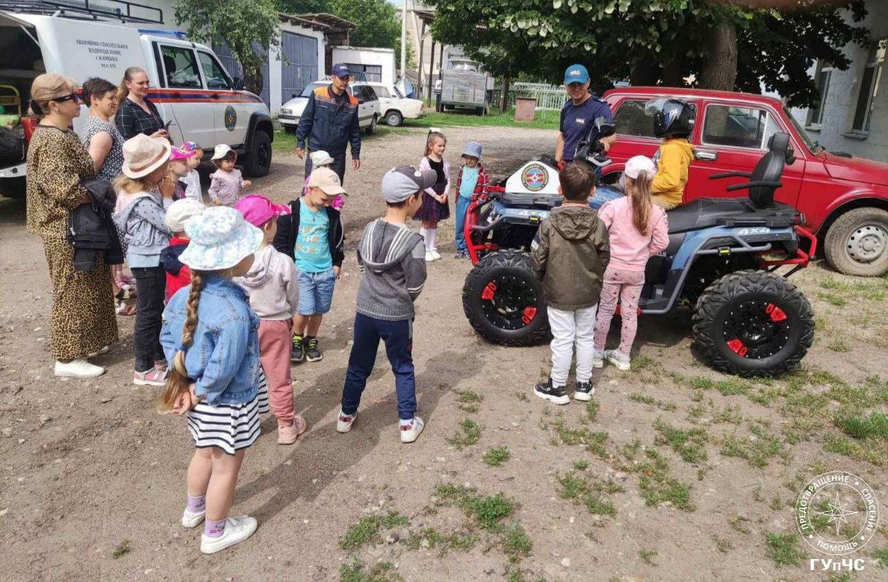 На экскурсию к спасателям Около 20-ти воспитанников каменского детского сада «Солнышко» пришли в гости к спасателям. Сотрудники ГУпЧС провели для них интересную экскурсию: показали экипировку спасателя, чем оснащён служебный транспорт, рассказали о технических возможностях специальных инструментов. Малышам разрешили почувствовать себя водителями новеньких квадроциклов и служебных УАЗов. Все желающие «протестировали» звуковые спецсигналы, громкогворители и работу фар. В завершение каменские спасатели организовали для ребят показательный выезд на задание. Пресс-служба ГУпЧС МВД ПМР