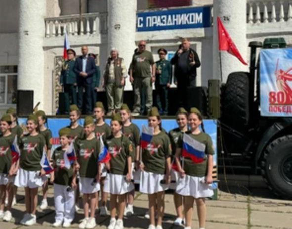 В Славяносербском районе Луганщины прошли праздничные мероприятия, посвященные Дню Победы. В честь этого знаменательного события в Славяносербском районе были организованы концерты. В рамках акции «Марш Победы» в Славяносербский район ЛНР приехали артисты Ансамбля песни и пляски ЦВО и детская группа «Непоседы». В преддверии 80-й годовщины Великой Победы они подарили жителям Зимогорья и Хорошего яркие концертные программы. ПОДПИСАТЬСЯ Наш чат Наш Дзен Наш бот #Насамомделе #праздники
