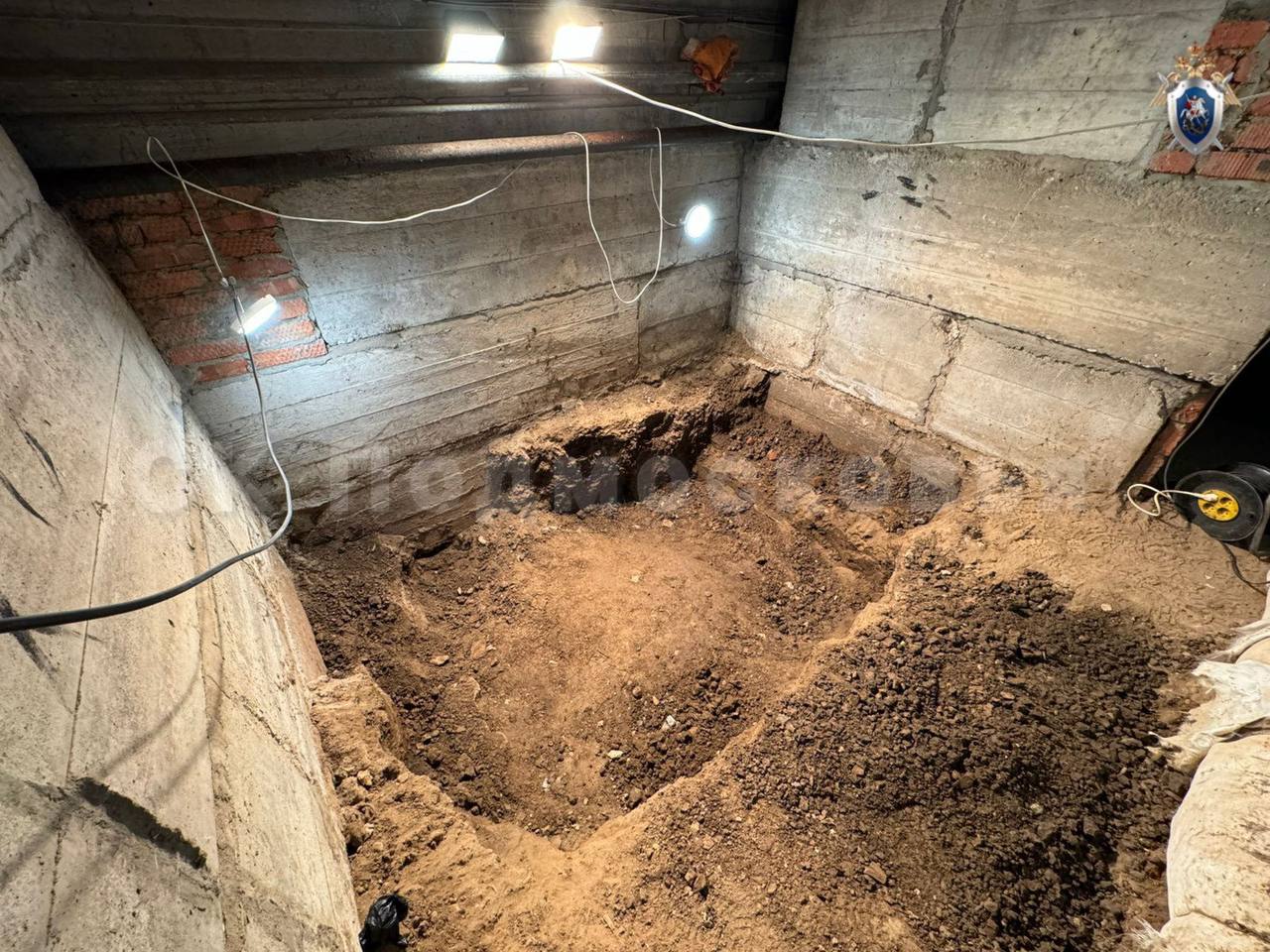 В этом подвале долгих 28 лет лежал труп 8 летней девочки которую убил отчим Страшная расправа произошла в 1997 м в Кашире мужчина поругался с падчерицей во время завтрака и забил до смерти а тело спрятал Все это время девочка считалась без вести пропавшей Фото ГСУ СКР по Московской области