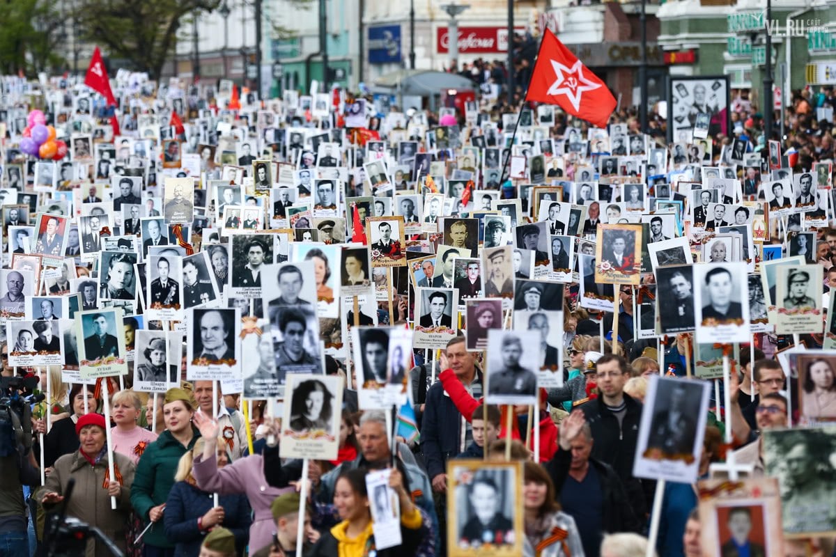 «Бессмертный полк» 9 Мая во Владивостоке могут заменить городским мероприятием на стадионе или площади  Во Владивостоке готовятся к празднованию 80-летия Победы в Великой Отечественной войне. В планах – парад, фейерверк, раздача 5000 георгиевских ленточек и концерт с участием приглашённой звезды. Будет ли «Бессмертный полк», станет известно только в начале мая. Если шествие не согласуют, отдельное городское мероприятие проведут на площади или на стадионе «Авангард».