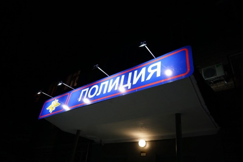 Челябинские полицейские задержали подозреваемого в краже из автомобиля Сотрудники Отдела полиции «Курчатовский» УМВД России по г. Челябинску установили и задержали подозреваемого в краже из автомобиля. В дежурную часть обратился местный житель с заявлением о краже из автомашины. Мужчина сообщил, что обнаружил разбитое стекло своего автомобиля марки ВАЗ-2109 и отсутствие денежных средств и серебряной цепочки. Сумма причиненного ущерба составила 35 тысяч рублей. Полицейские незамедлительно выехали на место происшествия. В ходе проведения первоочередных мероприятий были установлены и опрошены свидетели и очевидцы, а также маршрут передвижения предполагаемого подозреваемого. Затем, в ходе проведения оперативно-розыскных мероприятий сотрудники уголовного розыска районного Отдела полиции установили и задержали злоумышленника. Им оказался ранее судимый 32-летний местный житель, который разбил стекло и проник в салон. Похищенные деньги задержанный потратил на личные нужды, а цепочку потерял. В отношении подозреваемого в районном Отделе полиции возбуждено уголовное дело. #мвд #мвд74 #полиция74 #Челябинскаяобласть #МВДРоссии #новости #ПолицияЮжногоУрала #Челябинск