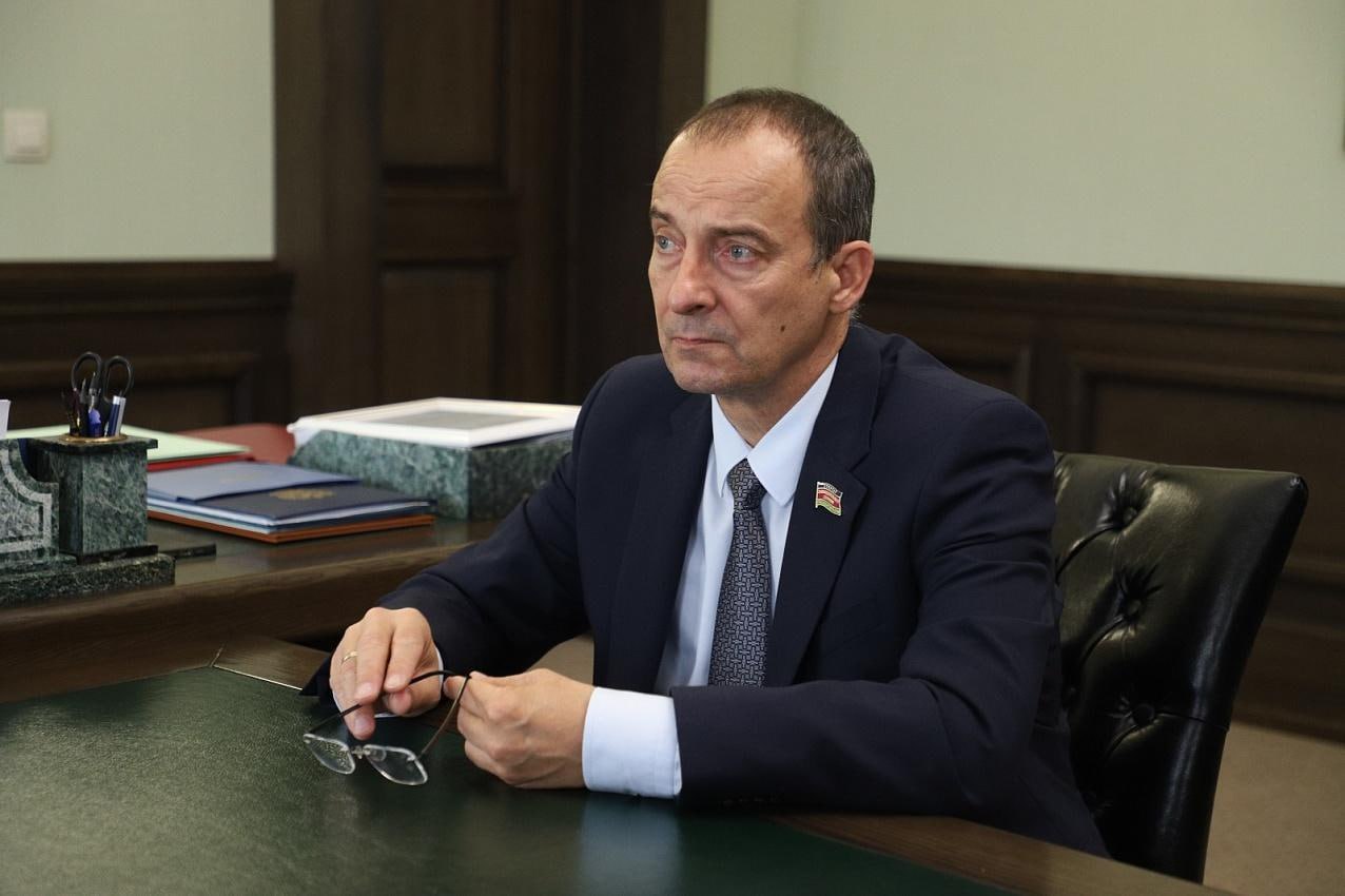 Денис Мирошниченко встретился с Председателем Законодательного Собрания Краснодарского края Юрием Бурлачко По приглашению депутата Государственной Думы Дмитрия Ламейкина в рамках укрепления сотрудничества между регионами в городе Краснодаре находится делегация Луганской Народной Республики под руководством Председателя Народного Совета ЛНР Дениса Мирошниченко В рамках визита состоялась рабочая встреча с Председателем Законодательного собрания Краснодарского Края ЗСК Юрием Бурлачко с которым Спикер Парламента ЛНР Денис Мирошниченко обсудил вопросы делового и гуманитарного сотрудничества регламент работы законодательного собрания нюансы формирования бюджета Краснодарского края обеспечения общественного благополучия в частности реализуемый на Кубани механизм привлечения казачества к охране правопорядка Кроме того стороны сошлись во мнении что сегодня как никогда необходимо повышать статус и авторитет педагогов которые играют большую роль в воспитании в детях и молодежи чувства патриотизма уважения к родной культуре исконным ценностям традициям и своим корням Также парламентарии обсудили работу Совета молодых депутатов Денис Мирошниченко подчеркнул что Народному Совету есть что перенять у кубанских коллег и не только в сфере законодательства В завершение встречи Денис Мирошниченко выразил благодарность председателю ЗСК и депутатам за поддержку республики помощь в выстраивании мирной жизни и взаимодействие направленное на полноценную интеграцию исторических регионов в экономическое и правовое пространство страны