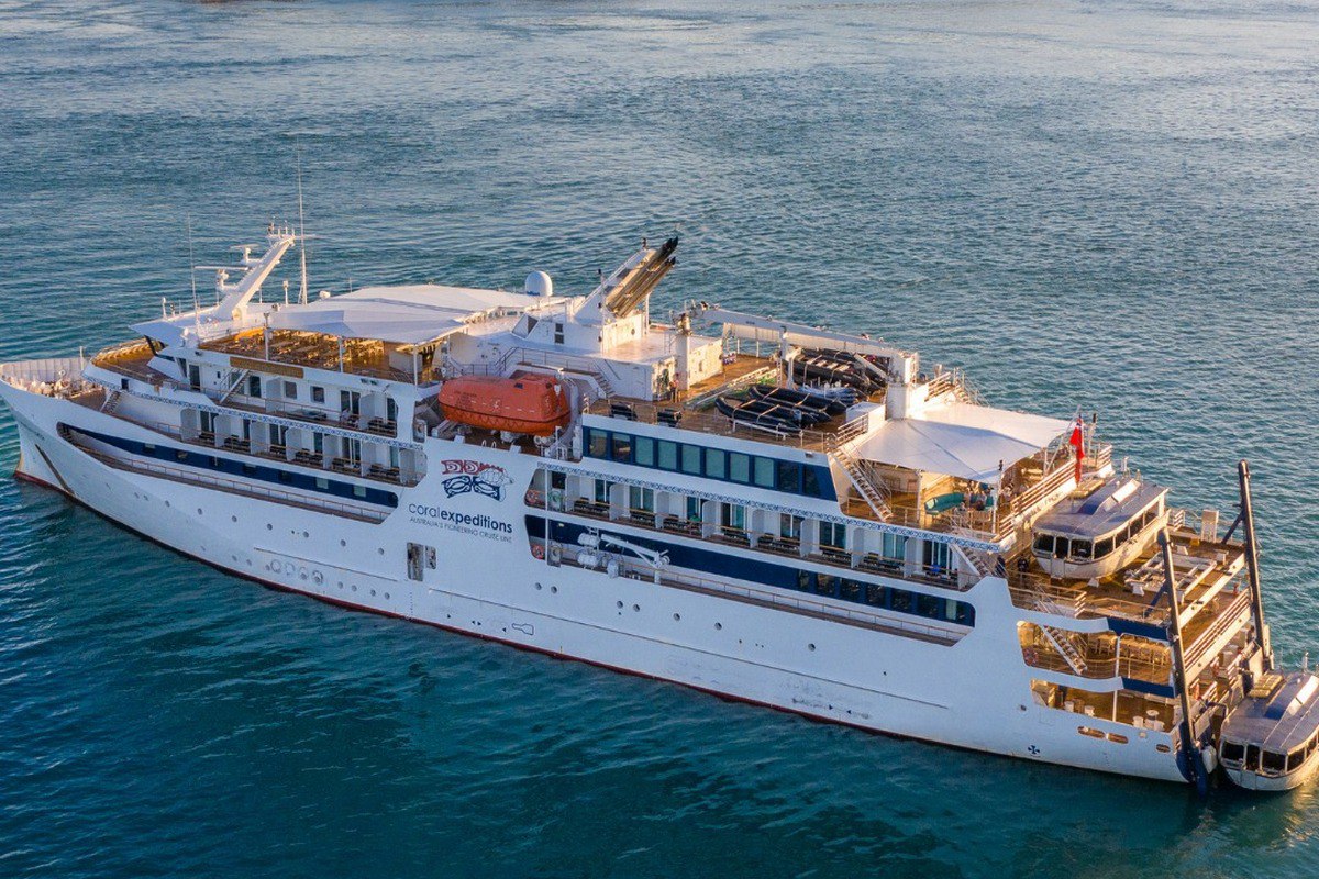 Круизный лайнер оставил 80 летнюю австралийку на одном из островов Большого Барьерного рифа На следующий день ее нашли мертвой Женщина присоединилась к пешему походу на острове Лизард первой остановке круиза В пути она решила сделать передышку и отбилась от группы Пассажирка так и не вернулась на корабль который отплыл без нее Больше новостей в Daily News