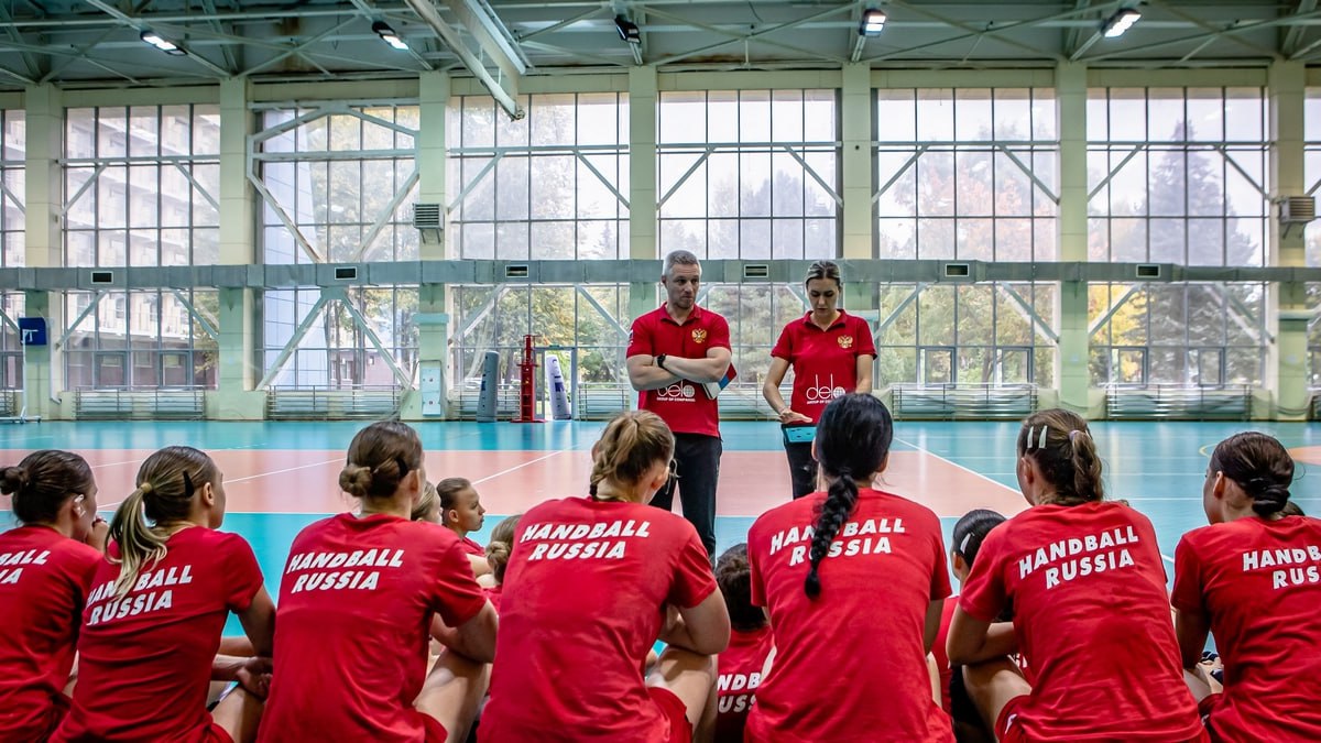 Молодежная и юниорская женские сборные сыграют в Минске Ближайшее окно в международном гандбольном календаре запланировано на период с 17 по 25 ноября В эти сроки сразу три женские сборные России проведут учебно тренировочные сборы Мы уже сообщали что главная национальная команда соберется для тренировочной сессии в Новогорске международных матчей на этот раз не запланировано Вместе с тем женские молодежная сборная игроки не старше 2006 г р и юниорская игроки не старше 2008 г р отправятся в Минск где проведут 23 и 24 ноября в местном Доме гандбола по две товарищеские встречи со сверстницами из сборных Беларуси О времени начала игр будет сообщено дополнительно Подопечные Ольги Акопян будут готовиться к матчам с 17 по 22 ноября в Чехове а юниорская сборная под руководством Оксаны Роменской в эти же сроки в Новогорске Составы команд будут объявлены в ближайшие дни гандболмолодежный Максим Серёгин ФГР