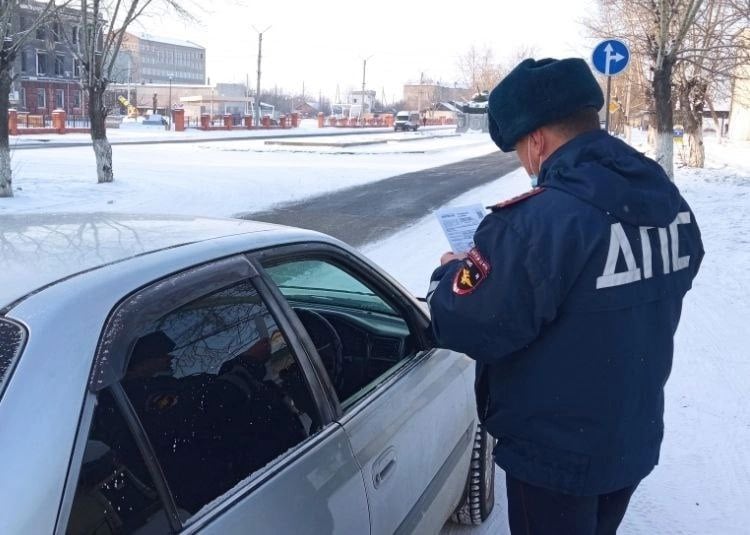 Более 20 пьяных водителей поймали в Забайкалье за выходные.  За минувшие выходные на дорогах Забайкалья сотрудники Госавтоинспекции задержали более 20 пьяных водителей в рамках операции «Стоп-контроль». Об этом 25 ноября Lenta75.ru сообщили в пресс-службе ведомства.    - Было проверено более 700 единиц транспортных средств. Выявлено 22 факта управления автомобилями в состоянии алкогольного опьянения, 35 водителей сели за руль без прав, - уточнили в ведомстве.   Всего было зарегистрировано 153 административных правонарушения. На спецстоянки помещено 25 машин.