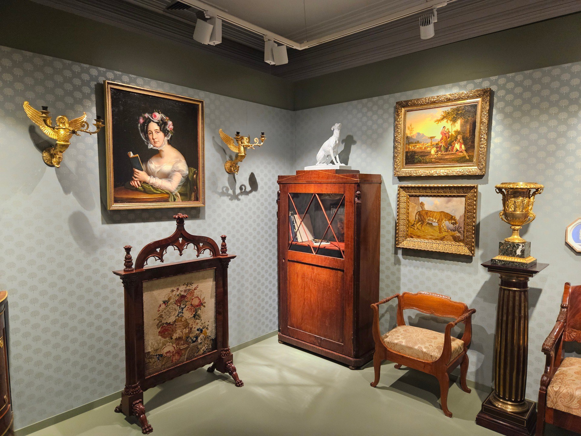 С 9 по 15 февраля пройдет Московская музейная неделя в рамках которой некоторые музеи можно посетить бесплатно Так к примеру в понедельник можно сходить на выставку Кукольный дом Традиции театральных представлений в Подклете Старого Английского двора Во вторник посетить сразу 7 выставок в Мультимедиа Арт Музее В среду посмотреть Часы и эпохи Ленинградский фарфор 1920 х 1940 х годов Музее Николая Островского В четверг сходить в Музей космонавтики на выставку Девять лет девятого отдела В пятницу посмотреть От портрета до лорнета в Музее Тропинина В воскресенье заглянуть на Потому что у них лапки как кошки стали поп культурным феноменом в Галерею на Каширке Для бесплатного посещения необходимо иметь стандартную или полную учетную запись на mos ru авторизоваться в личном кабинете и оформить бесплатный электронный билет музейнаянеделя Москва бесплатно