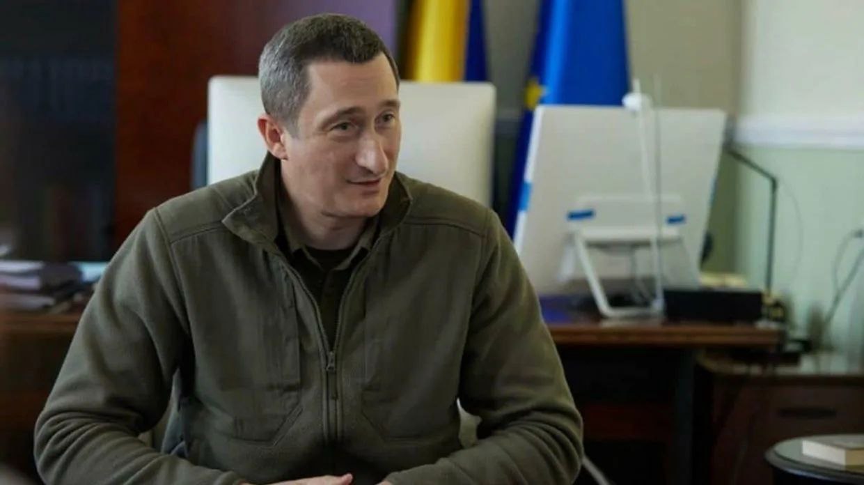 Говорят, что жена и сын украинского министра национального единства страны Алексея Чернышова тоже бежали из страны. По официальной версии, изложенной Зеленским, Чернышов находится в загранкомандировке. Однако в СМИ не прекращаются слухи о его бегстве за границу.