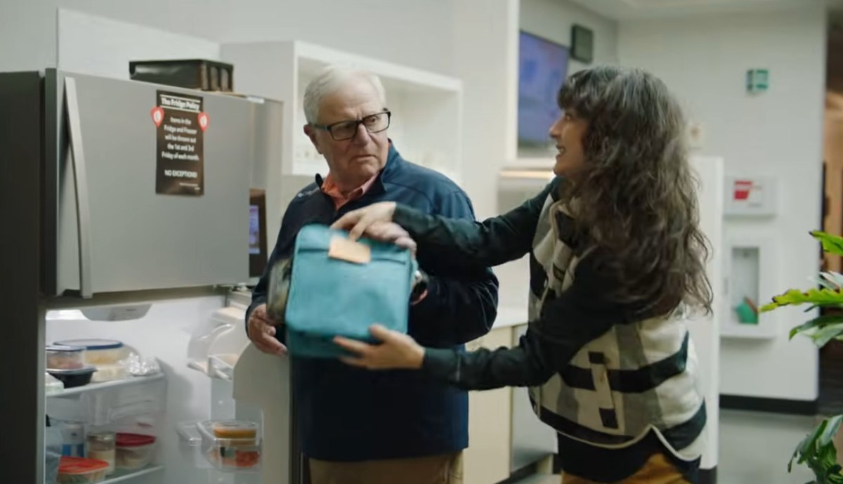 Columbia предложила сторонникам теории плоской Земли найти край света и прислать фотографию За это гендиректор бренда Тим Бойл обещает в шуточном видео всё что есть в офисе технику одежду и даже чей то обед Принимают только снимки видимого физического края планеты vc ru marketing 2632468