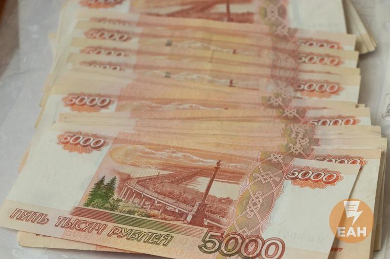 Список получателей выплат за СВО расширили в Челябинской области Изменения в региональный закон о дополнительных мерах соцподдержки в связи с проведением спецоперации одобрили депутаты заксобрания. Теперь на единовременную выплату смогут претендовать военные, которые подписали контракт на прохождение службы после 1 января 2024 года. Ранее на деньги могли рассчитывать только те, кто заключили договор после 1 декабря 2024 года. «На реализацию законопроекта дополнительно потребуется 25,5 млн рублей из расчета предоставления единовременной выплаты в 1,5 млн рублей 17 гражданам, заключившим контракт в период с 1 января 2024 года», — говорится в пояснительной записке к проекту закона. Также теперь меры социальной поддержки будут оказывать не только российским гражданам, но и иностранцам, заключившим контракт с Росгвардией.
