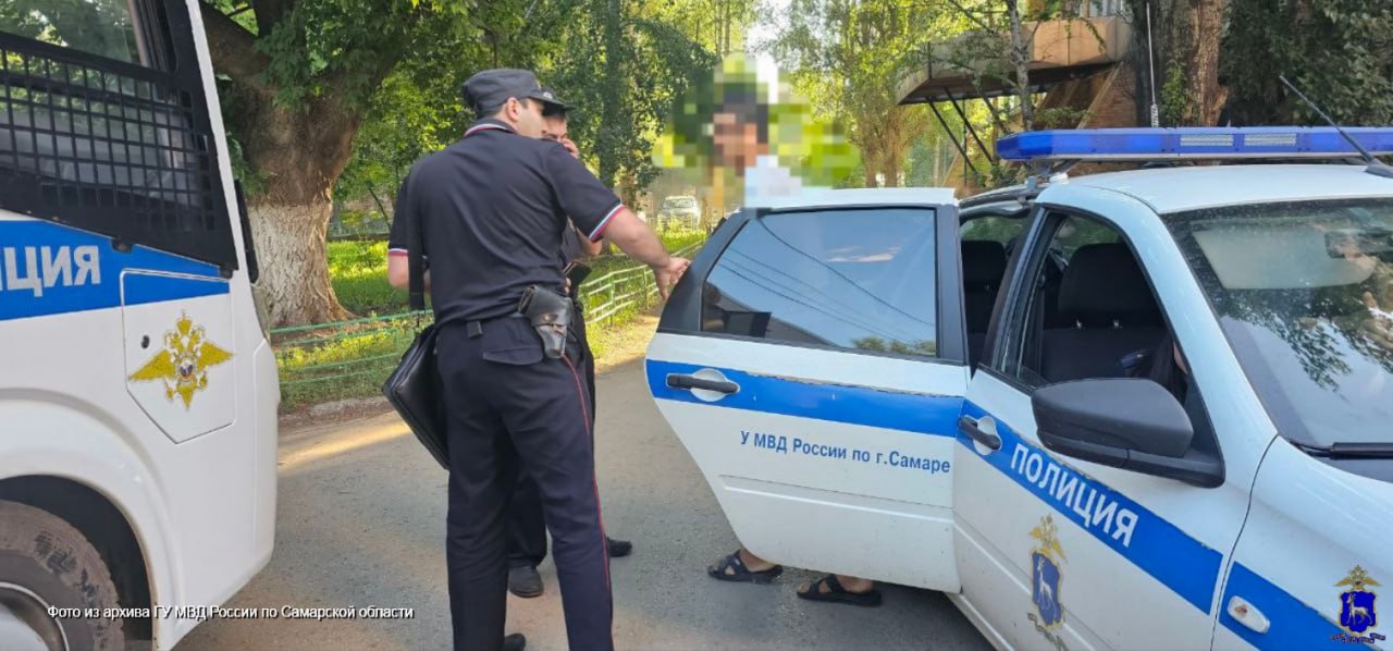 В Самаре полицейскими задержан подозреваемый в особо тяжком преступлении. Рано утром в дежурную часть отдела полиции по Промышленному району Управления МВД России по городу Самаре поступило сообщение о преступлении, совершенном в одной из квартир на проспекте Кирова. На место происшествия незамедлительно выехали сотрудники полиции. Прибыв по указанному адресу, они обнаружили в квартире тело мужчины с признаками насильственной смерти. В помещении также находился владелец жилья — ранее судимый за разбойное нападение безработный мужчина 1984 года рождения. В ходе работы по установлению личности погибшего, полицейские провели поквартирный обход и выяснили: житель Самары 1978 года рождения проживал на той же улице и нигде официально не работал. Изучив полученную информацию полицейские предположили, что между приятелями произошла ссора во время совместного распития спиртных напитков. Со слов хозяина квартиры, он нанес ножевое ранение своему гостю. После чего сообщил о случившемся в экстренные службы и не стал скрываться с места происшествия. Предполагаемое орудие преступления полицейские обнаружили в квартире. Задержанного сотрудники полиции доставили в Следственное управление СК России по Самарской области для проведения следственных действий.