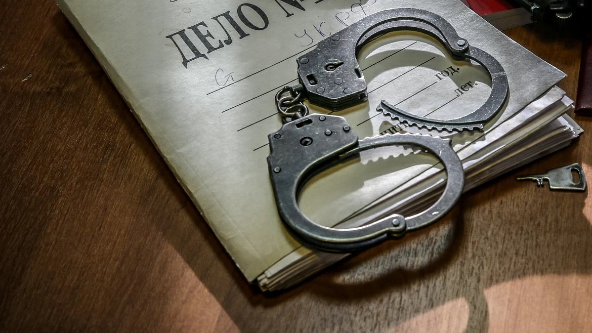 Перед судом предстанет изнасиловавший свою дочь москвич Столичные следователи в кратчайшие сроки завершили расследование уголовного дела в отношении жителя Москвы, который изнасиловал свою взрослую дочь. Материалы переданы в суд и скоро фигурант предстанет перед судом, передает пресс-служба ГСУ СК РФ по Москве. Следователи установили, что москвич 13 апреля текущего года в своей квартире в состоянии алкогольного опьянения напал на свою 27-летнюю дочь…