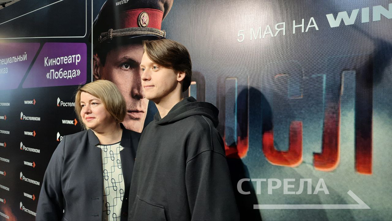 Сегодня, 6 мая, в Брянске проходит показ сериала «Рослый». Мероприятие состоялось в городском Дворце культуры и искусства. В преддверии празднования 80-летия Победы в Великой Отечественной войне специальный показ первой серии военно-исторического фильма «Рослый». Этот четырехсерийный проект посвящен судьбе боевого генерала Ивана Рослого. Иван Павлович Рослый - уроженец села Петрова Буда Гордеевского района Брянской области. Он является советским военачальником, участником советско-финской и Великой Отечественной войны, Героем Советского Союза, генерал-лейтенант. Брянский герой стал одним из творцов Победы. Захватывающий фильм рассказывает зрителям историю этого легендарного военачальника. Режиссером картины выступил Николай Никитин. Подробно в материале РИА «Стрела» 16+ Фото: РИА «Стрела»