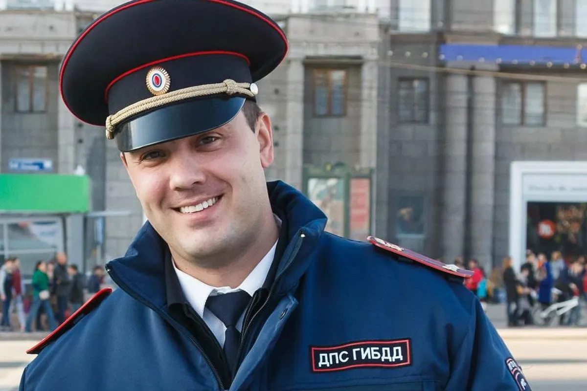 В Челябинске скончался бывший начальник ГИБДД города полковник полиции в отставке Алексей Горшков Ему было 44 года Как сообщили в Госавтоинспекции Челябинской области Алексея Горшкова не стало после продолжительной болезни Весь свой жизненный путь Алексей Вадимович прошёл с честью добросовестно служа закону и людям Светлая память о нем навсегда сохранится в сердцах коллег друзей и всех кто знал этого мужественного ответственного и благородного человека заявили в ГАИ Алексей Горшков служил в полиции с 1998 года Сначала был участковым уполномоченным позже старшим инспектором дорожного надзора руководил постом полиции на Копейском шоссе В 2007 году он стал начальником отделения ГИБДД по Ленинскому району а два года спустя возглавил отделение пропаганды безопасности дорожного движения Начальником ГИБДД служил с 2019 до 2022 года когда вышел на пенсию