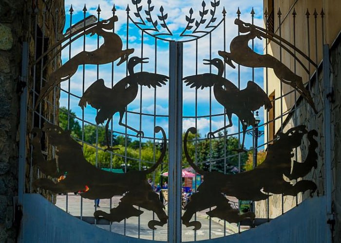 Челябинский зоопарк временно закрыли из-за подозрительного предмета Вечером 10 июля Челябинский зоопарк завершил работу раньше времени — на территории обнаружили подозрительный предмет. Сообщение о закрытии появилось в соцсетях учреждения. Сотрудники зверинца оперативно вызвали спецслужбы. Территорию зоопарка и подозрительную находку проверили росгвардейцы. – Найденный предмет опасности не представляет, – сообщили нашему корреспонденту в региональном управлении ведомства. По данным источника «Вечерки», он оказался страйкбольной гранатой. Так как проверка потребовала времени, теперь зоопарк откроется только утром 11 июля. Голосовать за канал