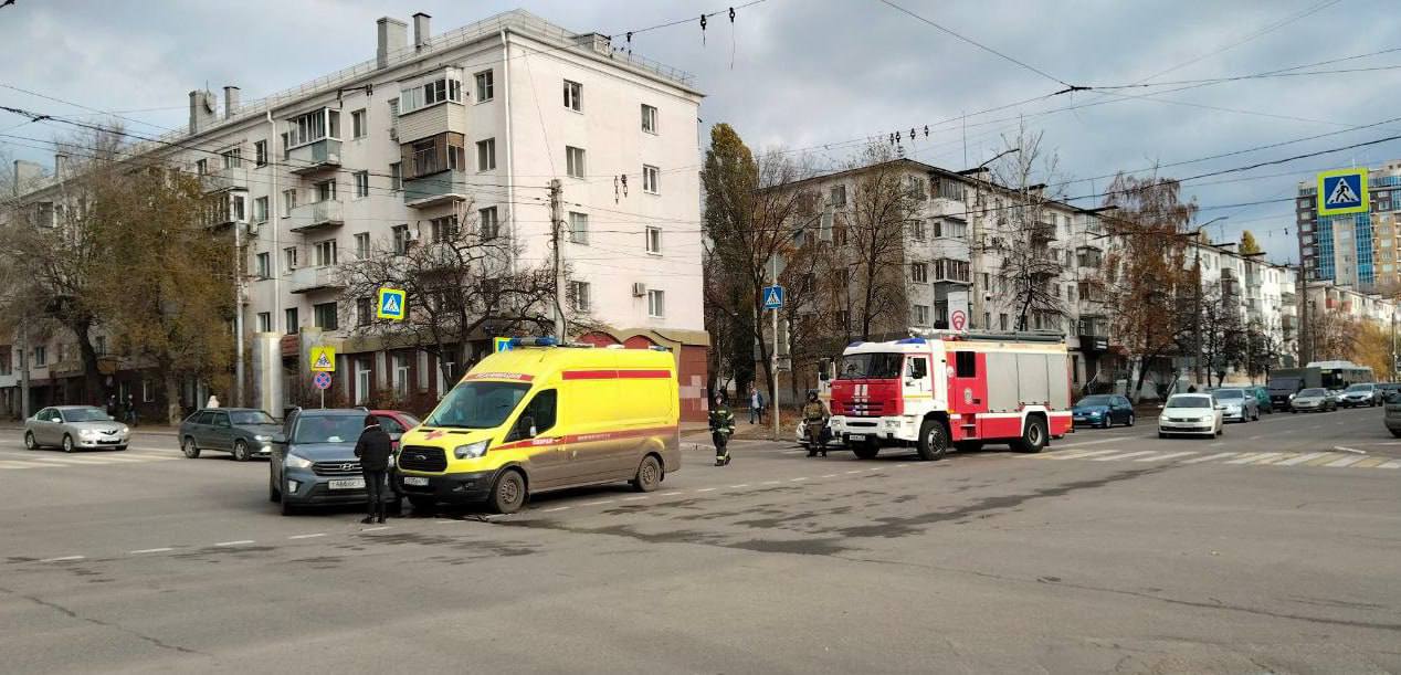 Сегодня днём на пересечении улицы Попова и Белгородского проспекта произошло ДТП с участием «скорой».  Автомобиль ехал с мигалкой — но на перекрёстке столкнулся с кроссовером.   О пострадавших неизвестно.  Прислать новость:      Подпишись на «Белгород №1»