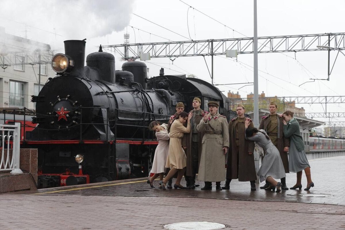 «Парад паровозов» провели в Петербурге в преддверии 80-летия Победы В Петербурге провели «Парад паровозов» в преддверии 80-летия Победы в Великой Отечественной войне. Об этом сообщили в пресс-службе Октябрьской железной дороги. На Финляндском вокзале накануне состоялась динамическая экспозиция уникальных ретролокомотивов. Открыл «Парад паровозов» локомотив Оп 7587. Выпущенный в 1907 году в Петербурге для Николаевской железной дороги, в 1941 году этот паровоз был отправлен на фронт и водил бронепоезд до 1944 года. К перрону вокзала также прибыл паровоз Эу 699-74, построенный в 1929 году. В годы войны из паровозов серии «Э» формировались колонны особого резерва Наркомата путей сообщения для обеспечения воинских перевозок.