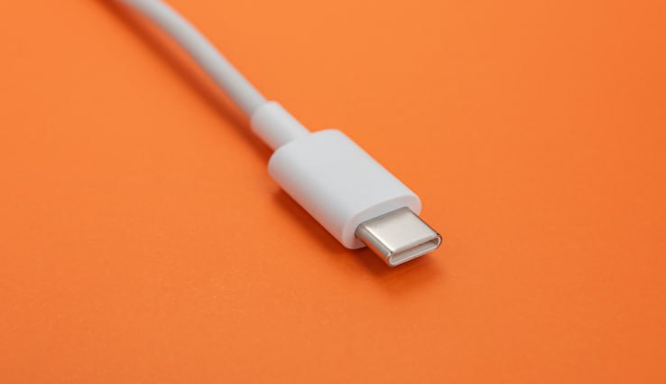 USB Type C теперь будет везде ЕС вводит единый стандарт питания С 2028 года все адаптеры и блоки питания в ЕС должны иметь порт USB C Также появится единая маркировка EU Common Charger которая упростит выбор адаптера и обеспечит полную совместимость устройств По расчётам Еврокомиссии это поможет снизить энергопотребление и выбросы Кто то еще сидит на старых разъемах MediaComputers