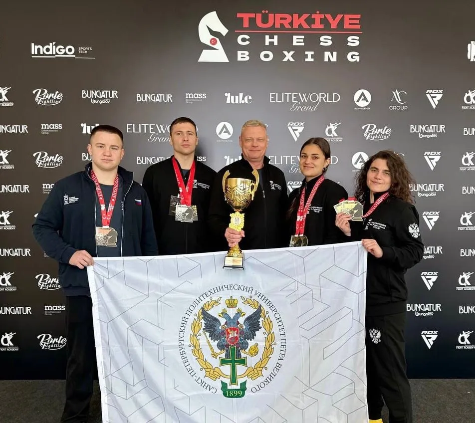 Наши чемпионы Политехники в составе сборной России покорили Чемпионат Европы по шахбоксу где собрались более 150 участников из 10 стран Гимн России звучал 52 раза именно столько золотых медалей завоевала наша сборная Это абсолютный рекорд чемпионата И политехники внесли значительный вклад в эту победу Александра Носкова Софья Аргандейкина Анатолий Щукин Константин Котович Поздравляем сборную тренеров и наших политехников с отличным результатом Вы сильнейшие вы умнейшие вы лучшие МАКС ВК RUTUBE