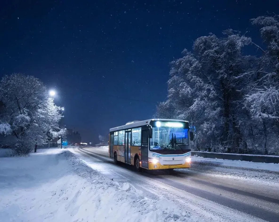 Водитель автобуса в Комсомольске на Амуре получил срок за ДТП под мефедроном В Комсомольске на Амуре к реальному лишению свободы приговорен водитель пассажирского автобуса за вождение в состоянии наркотического опьянения Ранее транспорт ПАЗ Vеctor Next под управлением гражданина попал в дорожную аварию после чего сотрудники Госавтоинспекции доставили водителя в наркологический диспансер для медицинского освидетельствования Результаты показали что мужчина принимал марихуану и мефедрон Ранее он уже был привлечен к административной ответственности за вождение в нетрезвом виде и имел судимость Было возбуждено уголовное дело На суде водитель не признал вину и отрицал употребление наркотиков утверждая что два месяца назад перенес операцию под наркозом и наркотики могли попасть в его организм во время медицинских процедур Однако лечащий врач и главный врач больницы подтвердили что во время операции и лечения наркотические препараты не применялись Центральный районный суд Комсомольска на Амуре признал подсудимого виновным в повторном управлении транспортом в состоянии опьянения ч 1 ст 264 1 УК РФ Судом назначено наказание в виде лишения свободы на срок 1 год 6 месяцев в исправительной колонии строгого режима с лишением права заниматься деятельностью связанной с управлением транспортными средствами на срок 2 года 6 месяцев todaykhv