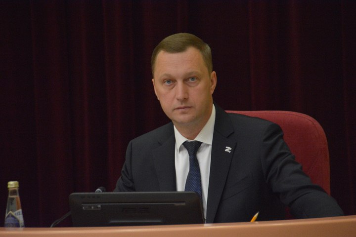 Стошаговназад Эксперты центра информационных коммуникаций Рейтинг составили очередной Национальный рейтинг губернаторов Они оценивали работу руководителей субъектов РФ за сентябрь октябрь 2025 года Всех чиновников делили на три группы в зависимости от уровня профессионализма эффективности и влиятельности Губернатор Саратовской области Роман Бусаргин занял в этот раз 60 е место Это последнее место второй группы на грани вылета в аутсайдеры По итогам августа Бусаргин также занимал 60 ю позицию Отдельного экспертного комментариях по саратовскому губернатору не опубликовано