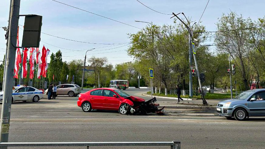 В ДТП на пр. Победы в Оренбурге пострадал пассажир В светофор влетела Mazda 3. 32-летняя женщина-водитель, по данным УМВД, не справилась с управлением. 21-летний пассажир в больнице. Оренбуржье