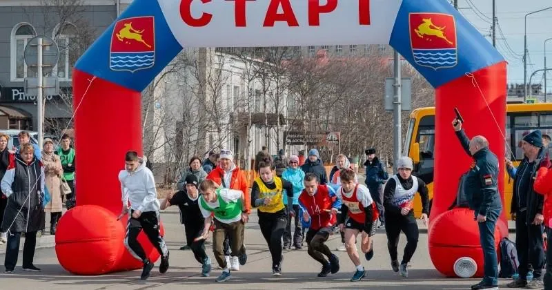 Магаданцев приглашают на легкоатлетическую эстафету к Дню Победы 9 мая в Магадане пройдет традиционная легкоатлетическая эстафета посвященная Дню Победы Старт мероприятия намечен на 9 часов утра с площади Магаданской а общая протяженность трассы составит 2 4 километра Прием заявок на участие открыт Команды будут соревноваться в различных номинациях включая общеобразовательные учреждения детско юношеские команды и трудовые коллективы В каждой категории могут участвовать по 6 юношей и 6 девушек а общий состав команды не должен превышать 12 человек Заявки принимаются по адресу sport magadangorod ru при этом участники должны предоставить медицинский допуск и страховые документы Подписаться на хорошие новости в МАХ
