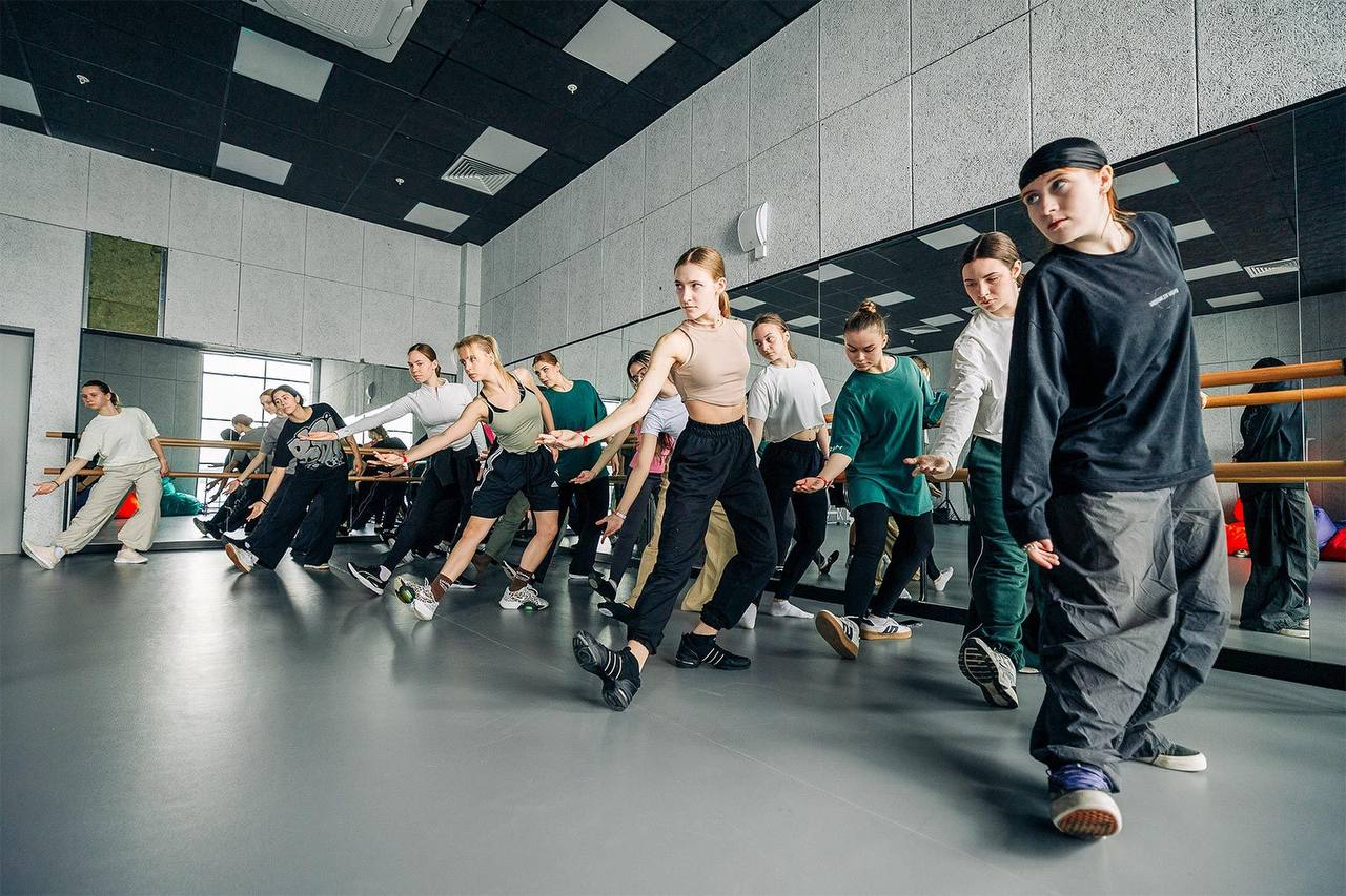 В кинопарке Москино пройдет зимняя творческая смена для молодых танцоров Участников от 18 до 35 лет ждут мастер классы и лекции экспертов Вместе они подготовят выступление по итогам смены Для режиссеров предусмотрен отдельный трек по созданию шоу программ Участие проживание и питание для всех отобранных кандидатов бесплатны 22 27 февраля