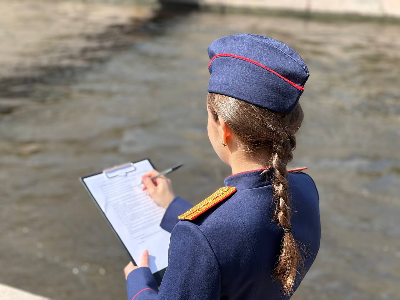 ‼ Главное следственное управление напоминает о правилах поведения на воде во избежание несчастных случаев, связанных с утоплением детей  Главное следственное управление СК России по городу Санкт-Петербургу в очередной раз напоминает жителям города, что летом возникает опасность для жизни и здоровья детей при нахождении их на открытых водных объектах.   16 июля в поселке Левашово Выборгского района при купании в водоеме утонула 12-летняя девочка. По данному факту в следственном отделе по Выборгскому району возбуждено уголовное дело по ч. 1 ст. 109 УК РФ  причинение смерти по неосторожности .   Ведомство обращается ко взрослым с просьбой соблюдать строгие правила пребывания детей на воде.    Прежде всего, несовершеннолетним нужно избегать непредусмотренных для купания мест и рассчитывать свои физические силы при попытках переплыть тот или иной водоем.   При этом взрослые не должны упускать из поля зрения своего ребенка, особенно если он не умеет плавать, обеспечить его различными спасательными средствами, а также проводить профилактические беседы о том, как вести себя на воде.    Учите детей никогда не прыгать в воду в необорудованных местах, так как можно удариться головой о дно, камень или другой предмет, легко потерять сознание, нанести себе травму и погибнуть.    Во избежание травмирования и гибели нельзя подплывать к близко проходящим лодкам, катерам и судам, а также всплывать на волны, идущие от катеров, гидроциклов, лодок - можно попасть под лопасти винта и поплатиться своей жизнью.  Взрослые должны помнить, что несут ответственность за своих детей и о том, что выполнение правил поведения на воде и дисциплина пребывания в местах отдыха – залог безопасности вашего ребенка.