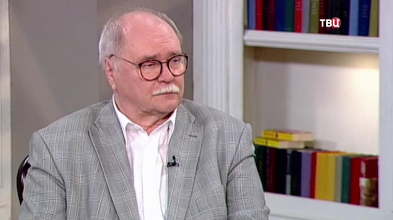 Эксклюзив: Владимир Бортко — о своем лишении госнаград Украины  Владимир Бортко заявил, что не беспокоится из-за лишения государственных наград Украины. Об этом он сообщил в комментарии «Вечернему Санкт-Петербургу».  «Вот это да! Не может быть! Как же это он сделал? — с сарказмом ответил режиссер. — Как я должен отреагировать? Да никак! [Мне все равно] до такой степени, что даже сказать невозможно!»  — заявил Владимир Бортко.  Владимир Бортко также ответил на вопрос о связи случившегося с пророссийской позицией.    Читайте полное интервью режиссера на нашем сайте!   Фото: скрин видео  Вечерний Санкт-Петербург