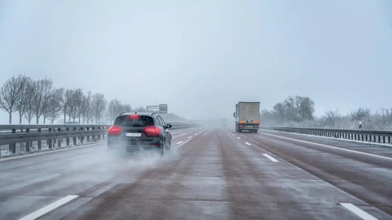 В Казахстане из за непогоды ограничено движение на нескольких трассах Из за сильной метели и плохой видимости в Казахстане временно ограничено движение по нескольким трассам ведущим к России Ограничения введены в Акмолинской Павлодарской и Абайской областях Закрыты участки дорог Астана Шидерты Павлодар Успенка граница РФ и Граница КНР Майкапчагай Калбатау Семей Павлодар граница РФ Трассы откроют когда улучшатся погодные условия МЧС рекомендует водителям воздержаться от дальних поездок соблюдать осторожность и следить за обновлениями о состоянии дорог