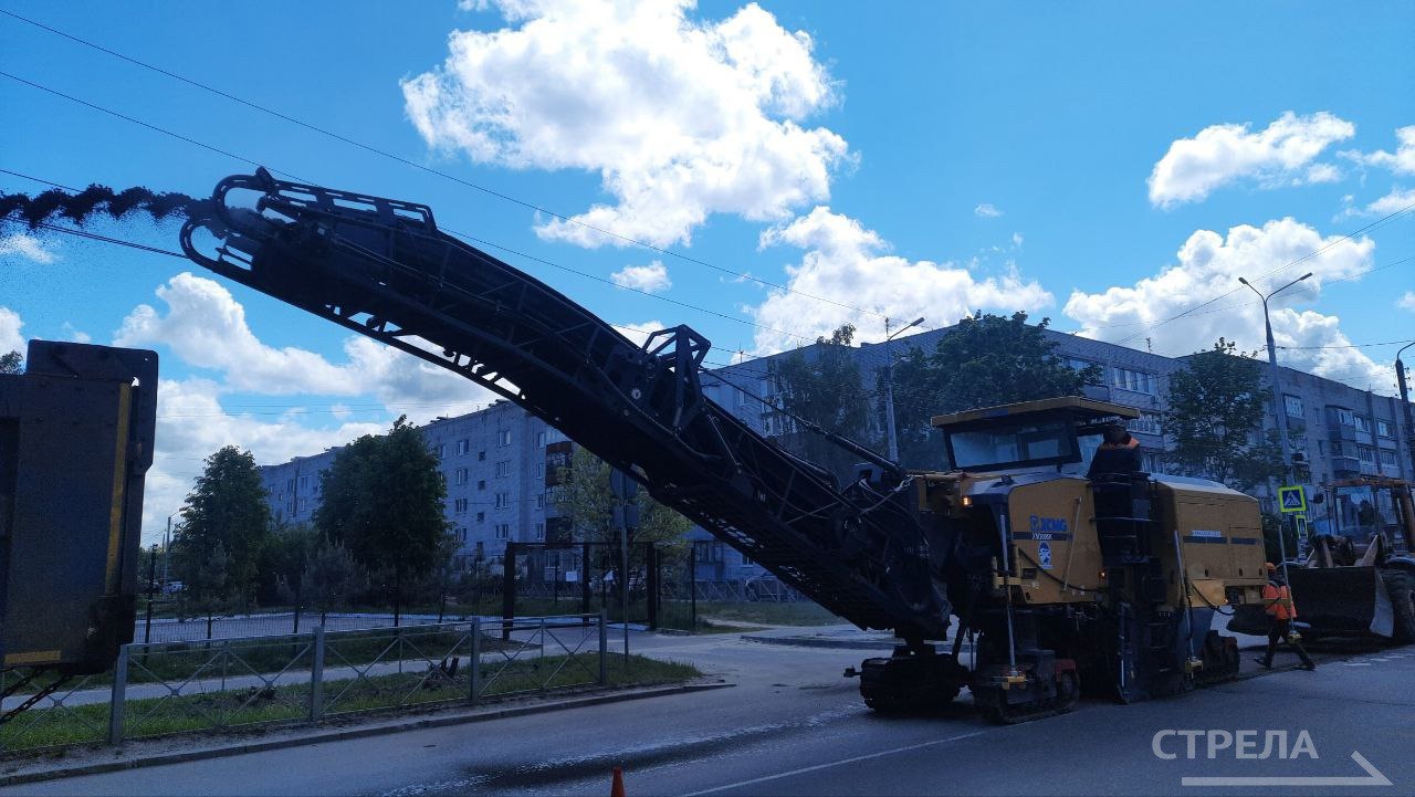 В Фокинском районе Брянска обновляют участок дороги на улице Менжинского. Работы проходят в рамках национального проекта «Инфраструктура для жизни». Протяженность объекта составляет 2,3 километра. Над проектом трудятся рабочие подрядной организации АО «Брянскавтодор». Бригада отремонтирует наружные инженерные сети, построит ливневую канализацию, заменит старое асфальтобетонное покрытие новым. Построят новые тротуары, обустроят удерживающее пешеходное ограждение. По Менжинского сделают новое наружное электроосвещение. Для обеспечения безопасности дорожного движения обустроят искусственные неровности. Кроме того, обустроят остановочные площадки и заездные карманы для общественного транспорта, установят новый автопавильон. В конце будут установлены новые дорожные знаки. На проезжую часть нанесут дорожную разметку. Фото: РИА «Стрела»